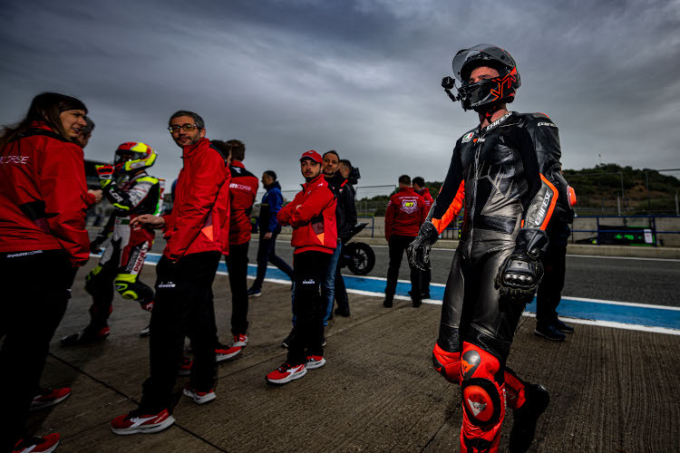 Die Ducati-Mitarbeiter sind in der Boxengasse ständig präsent (rechts Luca Salvadori)