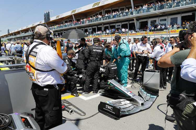 Am Mercedes von Lewis Hamilton wurde bis kurz vor dem Start gearbeitet