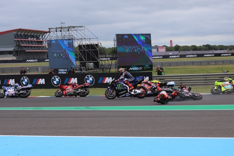 Marco Bezzecchi a percuté l'arrière de Fabio Quartararo dans le premier virage