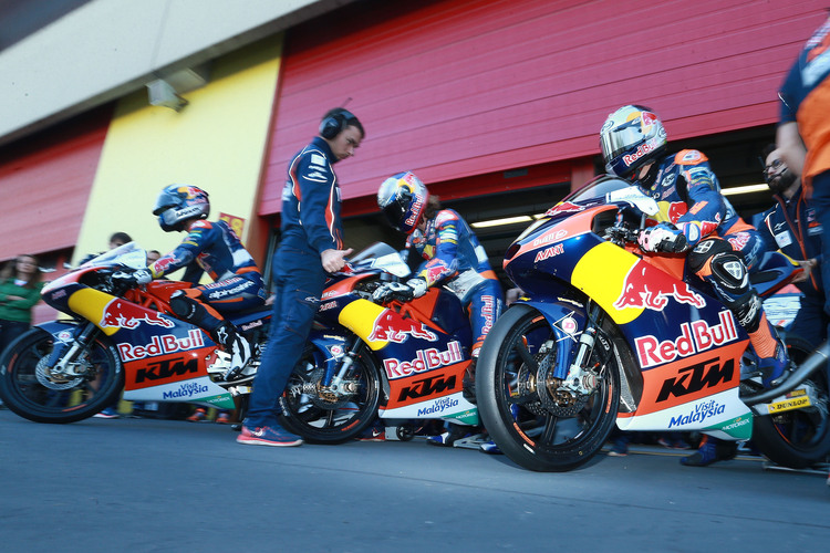 Die Red Bull KTM-Ajo-Box: Oliveira, Hanika und Binder (von links)