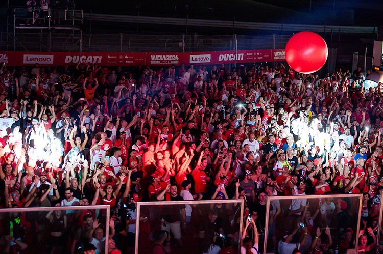 Zum Tagesausklang Open-Air-Disco bis spät in die Nacht