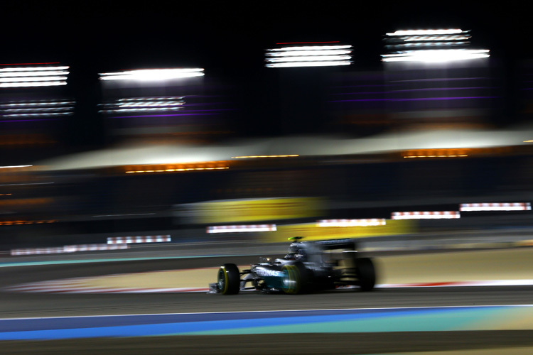 Nico Rosberg hetzt durch die Nacht
