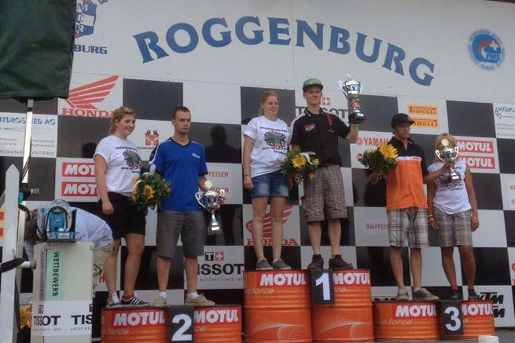 Andy Baumgartner (Mitte) holte seinen ersten MX2-Tagessieg