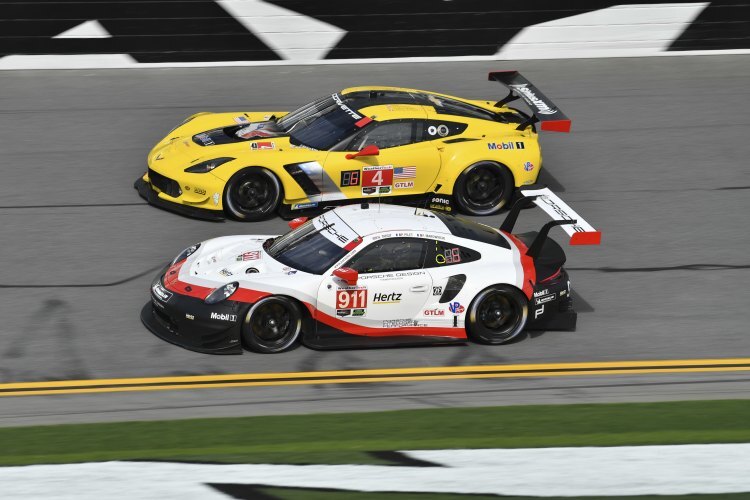 Corvette C7.R (oben) und Porsche 911 RSR fahren auch 2019 in Daytona wieder um die Wette