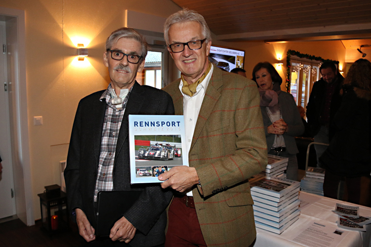 Stefan Lüscher und Peter Wyss präsentieren die neueste Ausgabe des Jahrbuchs Rennsport Schweiz