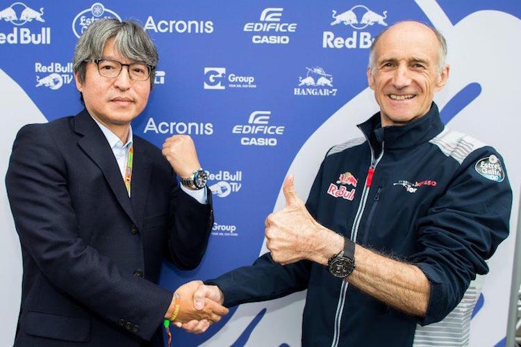 Toro-Rosso-Teamchef Franz Tost (rechts) freut sich