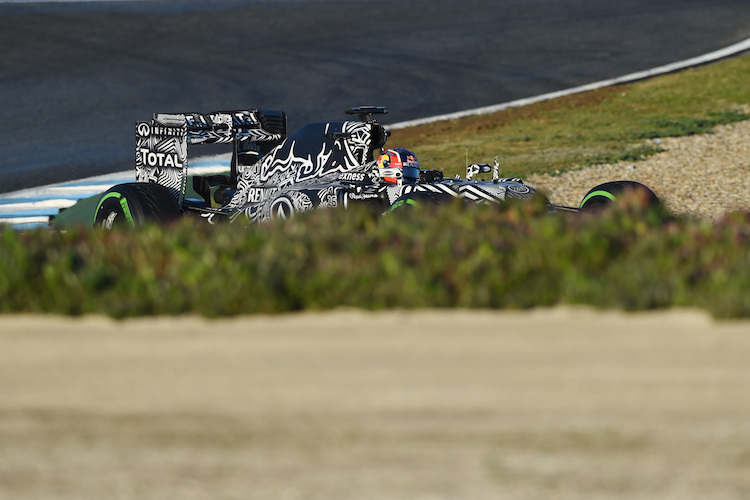 Daniil Kvyat mit dem neuen Red Bull Racing-Rennwagen in Jerez 2015