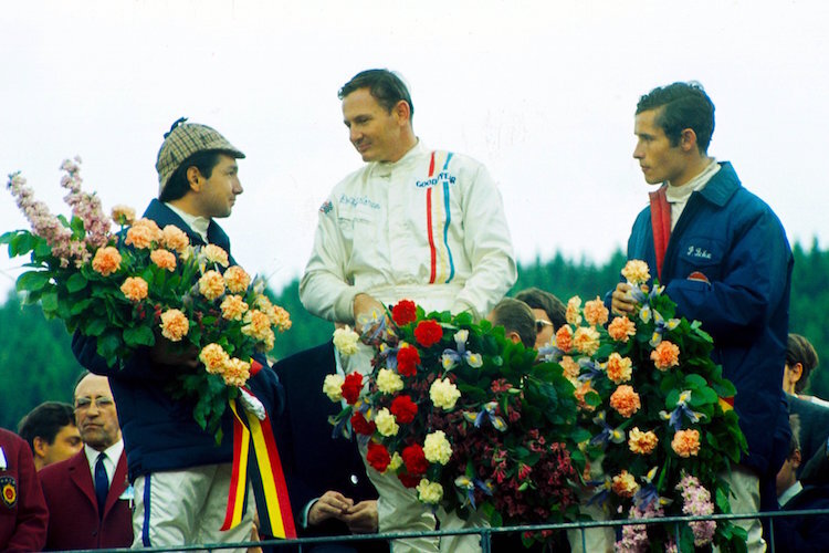Das Siegerpodest in Spa-Francorchamps (von links): Pedro Rodríguez, Bruce McLaren und Jacky Ickx