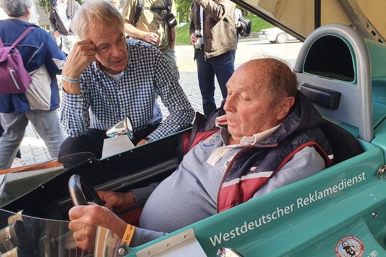 Jochen Mass im Kaimann 2022 am Rossfeld mit Besitzer Fritz Lehensteiner vorm Cockpit