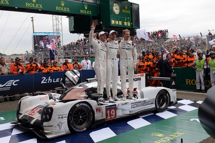 Der Traum wird wahr: Nick Tandy, Earl Bamber und Nico Hülkenberg (v.li.) siegen in Le Mans