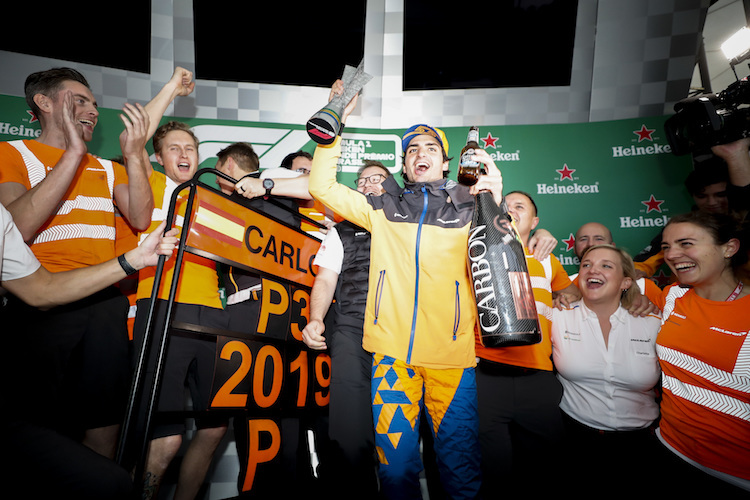 Carlos Sainz und die McLaren-Mannschaft in Interlagos 2019