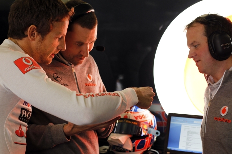 Jenson Button im Gespräch mit den Technikern