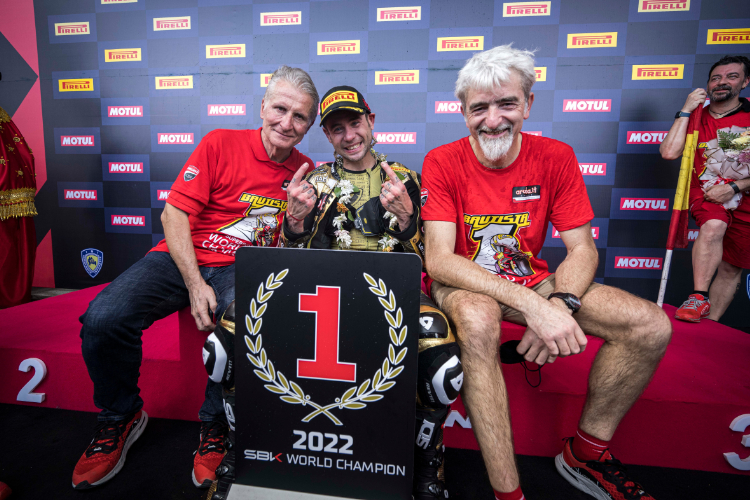 Alvaro Bautista (Mitte) mit den Ducati-Topmanagern Paolo Ciabatti und Gigi Dall’Igna