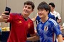 Marc Márquez im Trikot der spanischen Nationalmannschaft mit AlphaTauri-F1-Pilot Tsunoda