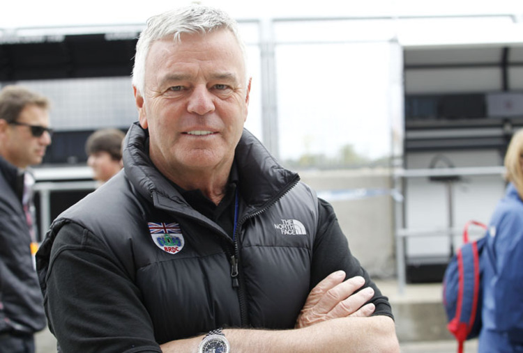 Derek Warwick: «Die haben mit Kevin Magnussen einen jungen Piloten, in den sie viel Geld investiert haben. Er ist offensichtlich ein Fahrer für die Zukunft, deshalb glaube ich, dass sich das Team in einer schwierigen Situation befindet»