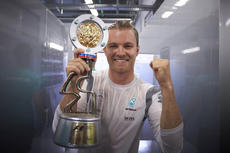 Nico Rosberg mit dem Siegerpokal