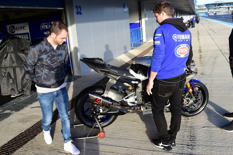 SBK-Test in Jerez: Sandro betrachtet seine neue R1-Yamaha 