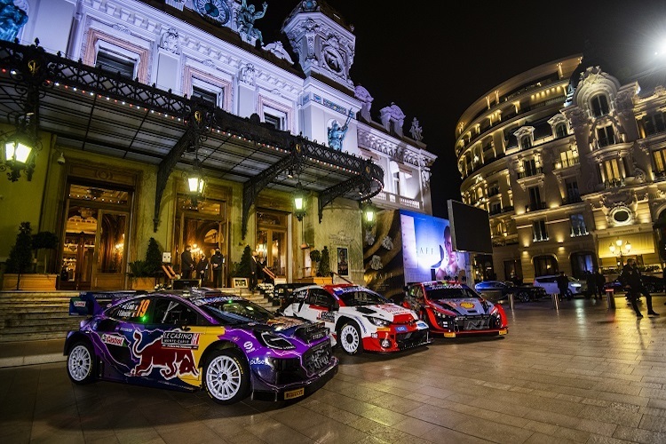 Die neuen Hybrid-Autos vor dem Casino Monte Carlo