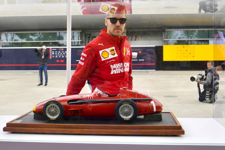 Sebastian Vettel im Fahrerlager von Shanghai mit einem Modell des Maserati 250F