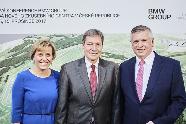 Volle Unterstützung durch Staat und Region (v. l.): Jana Vildumetzova, Prasidentin der Region Karlsbad, Industrieminister Tomas Hüner, Herbert Grebenec von BMW