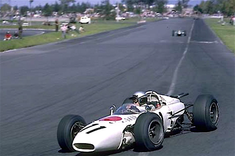 Richie Ginther auf dem Weg zum ersten Formel-1-Sieg von Honda, in Mexico City 1965