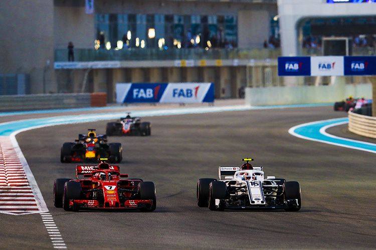 Zu Beginn des Abu Dhabi-GP: Räikkönen gegen Leclerc