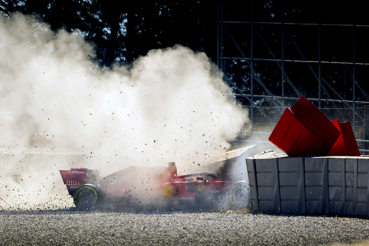 Sebastian Vettel krachte nach einem Defekt in die Streckenbegrenzung