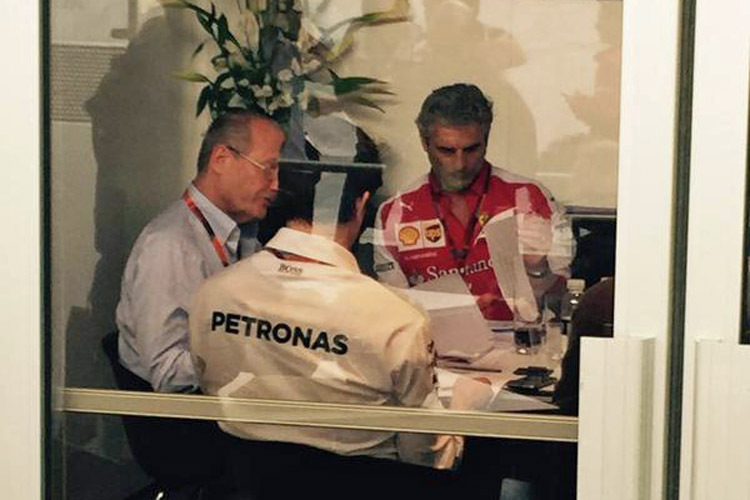 Grübeln hinter verschlossenen Türen: Die Mächtigen der Formel 1 trafen sich im McLaren-Pavillon