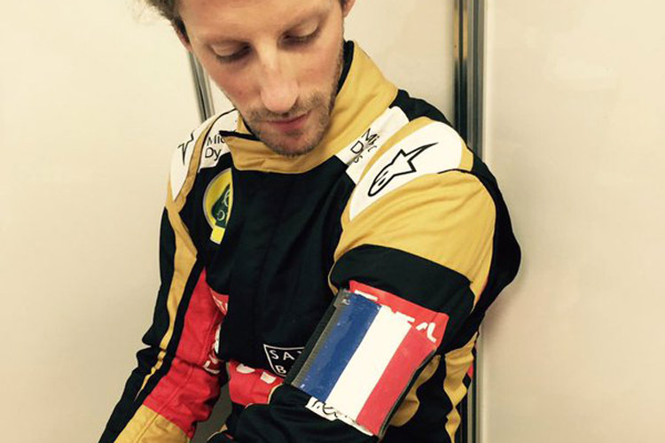 Romain Grosjean drückt seine Anteilnahme mit den Terror-Opfern von Paris durch einen Trauerflor in den Farben der französischen Nationalflagge aus