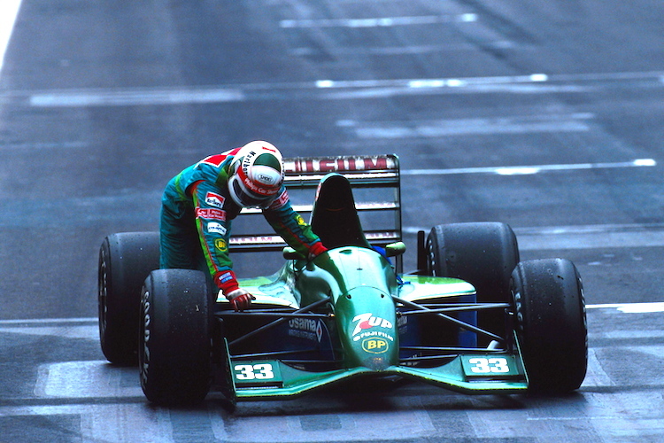 Wer sein Auto liebt, der schiebt: Andrea de Cesaris 1991 in Mexiko