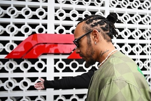 Ralf Schumacher fragt sich: Kriegt Ferrari-Star Lewis Hamilton noch die Kurve, oder ist er einfach schon über dem Zenit?)