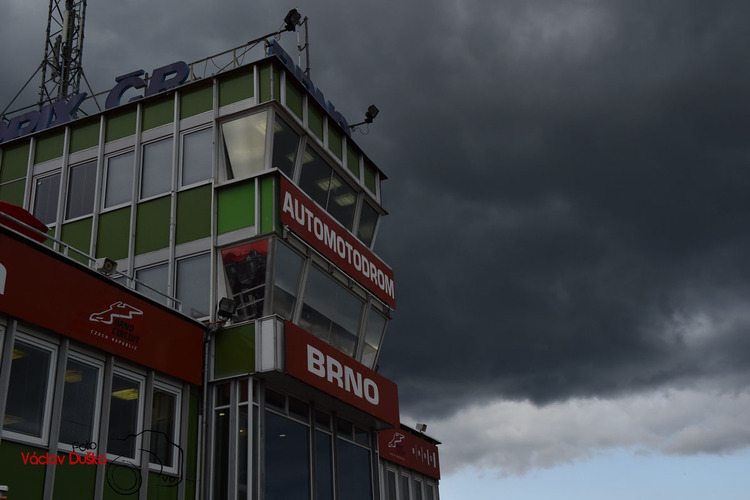 Dunkle Wolken brauen sich über dem Automotodrom Brno zusammen