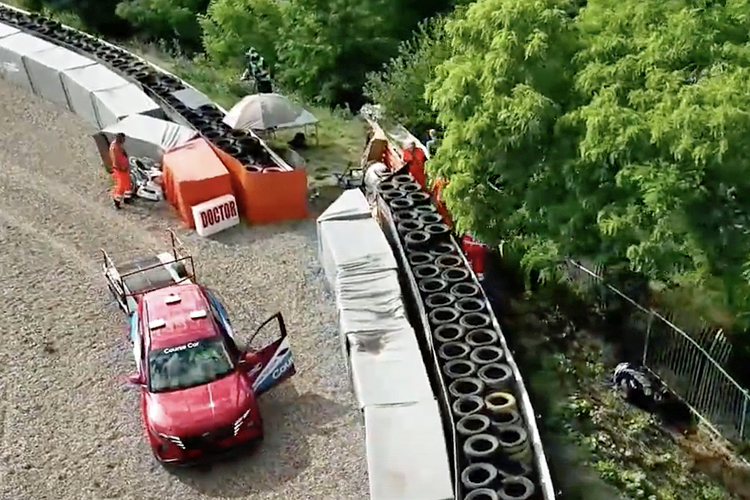 Koflers Yamaha landet im Wald (rechts unten)