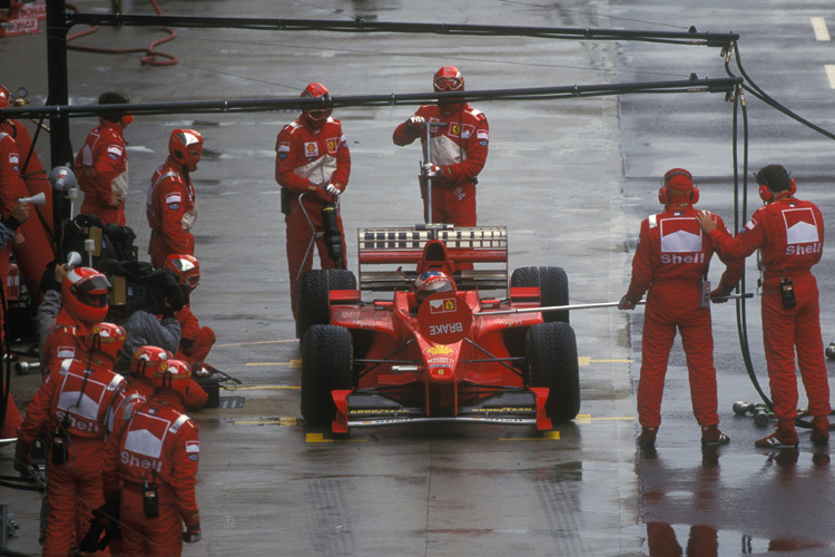 Michael Schumacher gewinnt in Silverstone 1998 – als Sieger in der Boxengasse