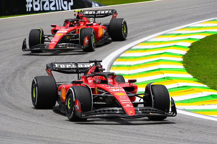 Die Ferrari von Charles Leclerc und Carlos Sainz