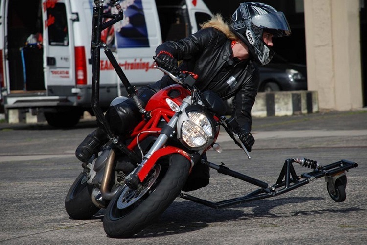 Schräglagentraining für die Motorrad-spezifische Horizonterweiterung: Wie schräg ist kurz vor Sturz?