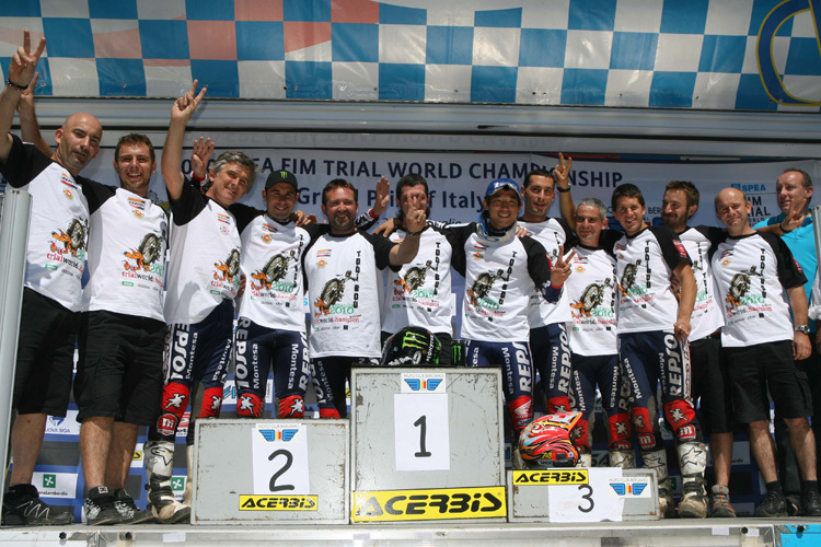 Toni Bou (Vierter von links) feiert den Titelgewinn