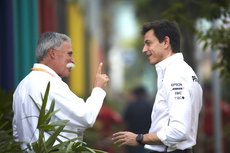 Formel-1-CEO Chase Carey und Mercedes-Teamchef Toto Wolff in Singapur 2019