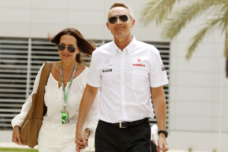 Martin Withmarsh, Teamchef von McLaren in Begleitung