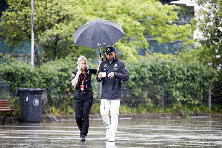 Lewis Hamilton: Vom Regen in die Traufe