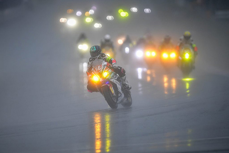 Lucy Glöckner pflügt sich auf dem Sepang International Circuit durch den Regen 