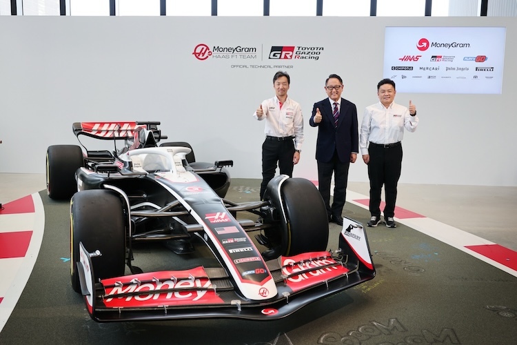 Haas-Teamchef Ayao Komatsu, Toyota-Chef Akio Toyoda und Tomoya Takahashi, Toyota-Gazoo-Racing-Präsident