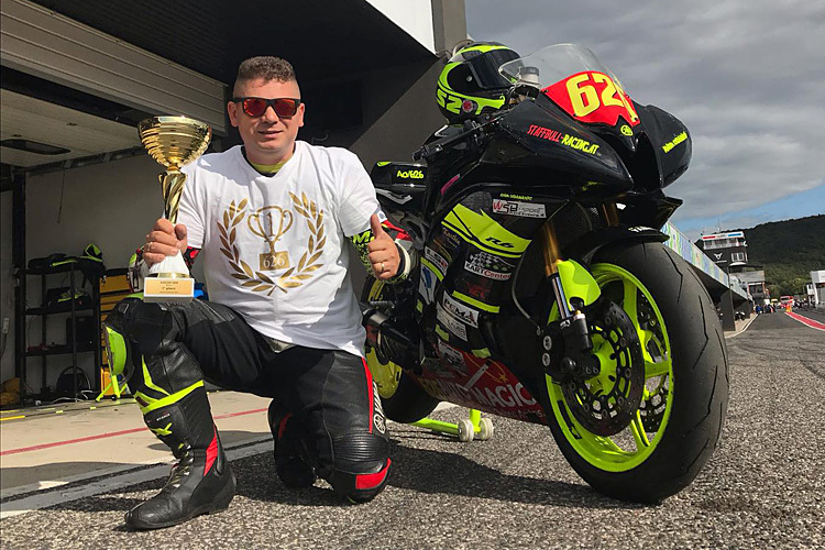 Stolz präsentiert Amir Osmanovic den Pokal für den Gesamtsieg im Alpe Adria Cup 600