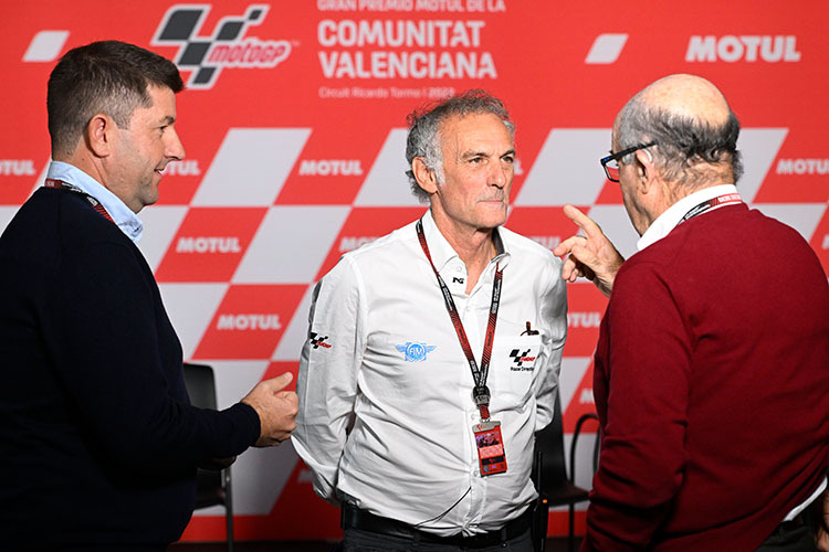 Valencia-GP 2022: Franco Uncini (Mitte) wird von Carmelo Ezpeleta verabschiedet. Links Tomé Alonso