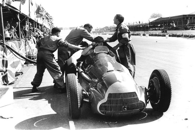 Juan Manuel Fangio (Alfa Romeo) beim Boxenstopp