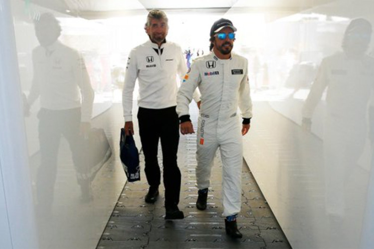 Bendinelli mit Alonso vor einem Training