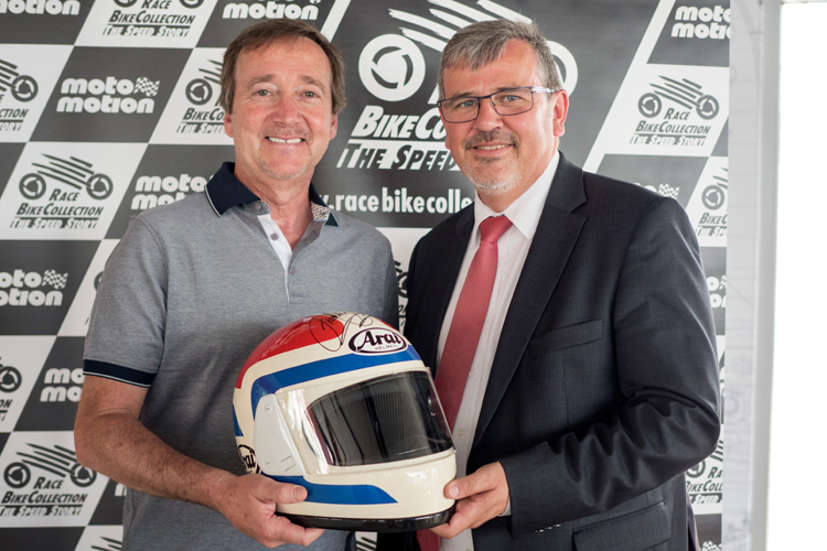 Freddie Spencer übergibt Oberbürgermeister Hansjörg Eger seinen Helm für die RaceBikeCollection