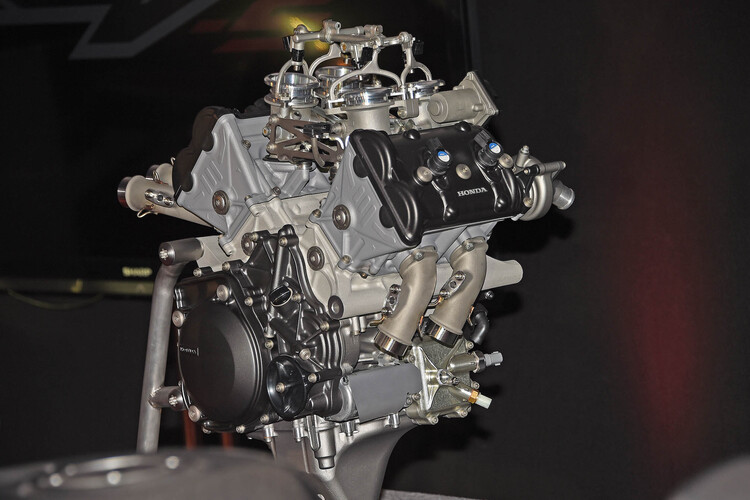 Honda gibt für das Triebwerk der 1000-ccm-V4-Maschine offiziell eine Leistung von 101 PS bei 8000/min an