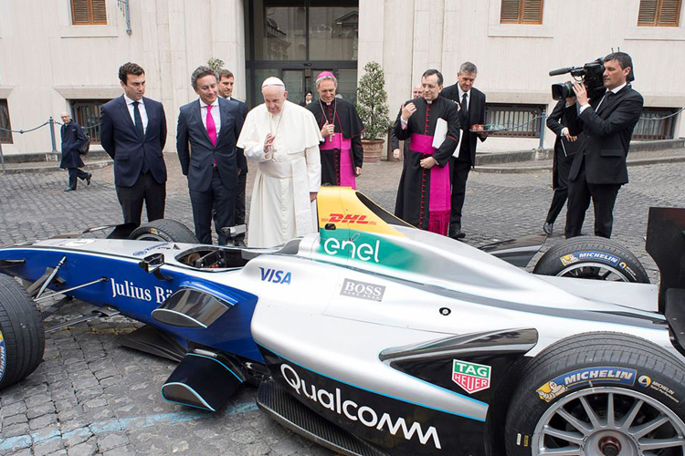 Der Papst segnet die Formel E