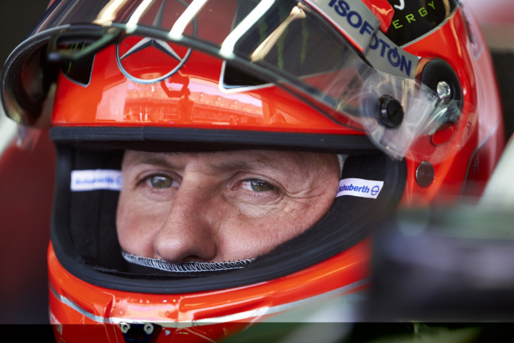 Michael Schumacher setzt zum letzten Mal in der F1 den Helm auf